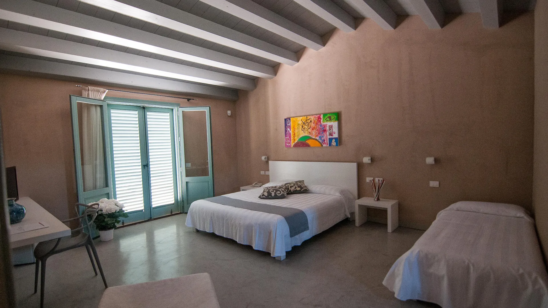 ***  מלון מנפי Relais Casina Miregia איטליה